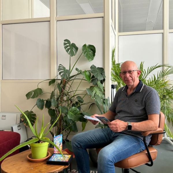 Maurice tijdens een van de coachingssessies met het spel pakjewerkgeluk